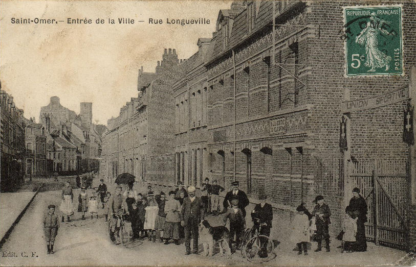 Vue trés animée,on aperçoit en bas à droite l'entrée du vélodrome (union sportive).